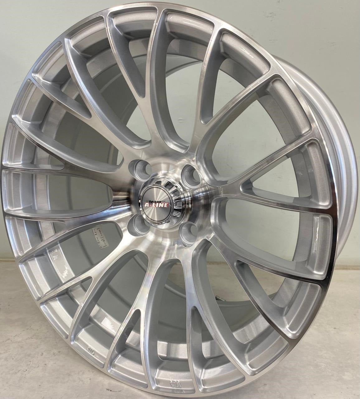 15" ALINE EPIC (15X8/4-100)ET20 ARCTIC SILVER MACH