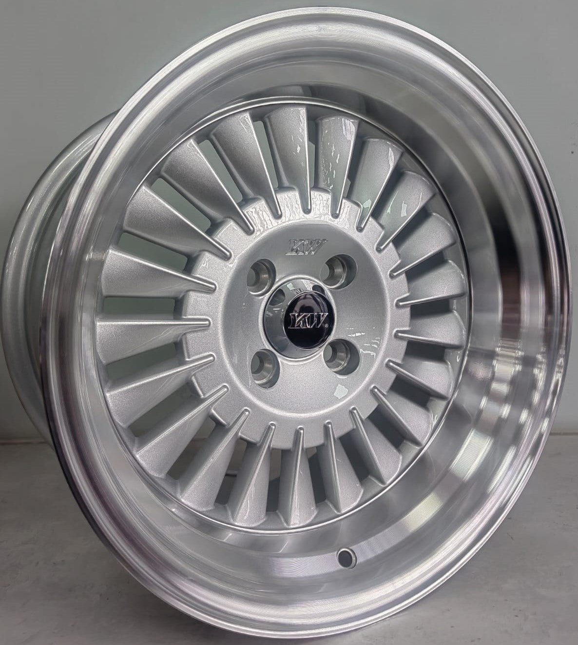 15" KR YKW5209 H (15X8.25/4-100) SLIVER