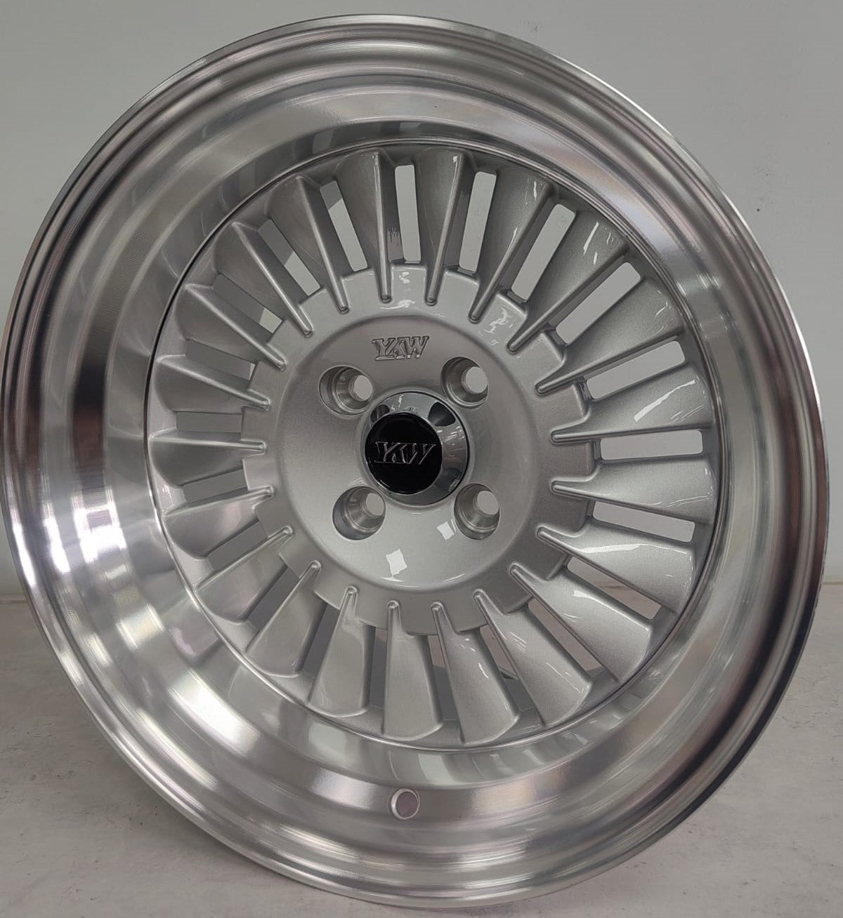 15" KR YKW5209 H (15X8.25/4-100) SLIVER