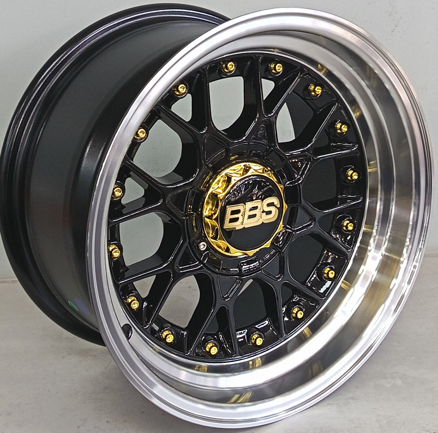 15" KR YKW5703 2 (15X8/4-100/114) BL+GO