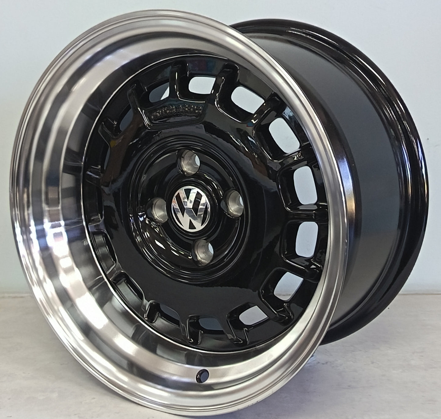 15" KR YKW5890 R (15X8.25J/4-100) BL ET 20