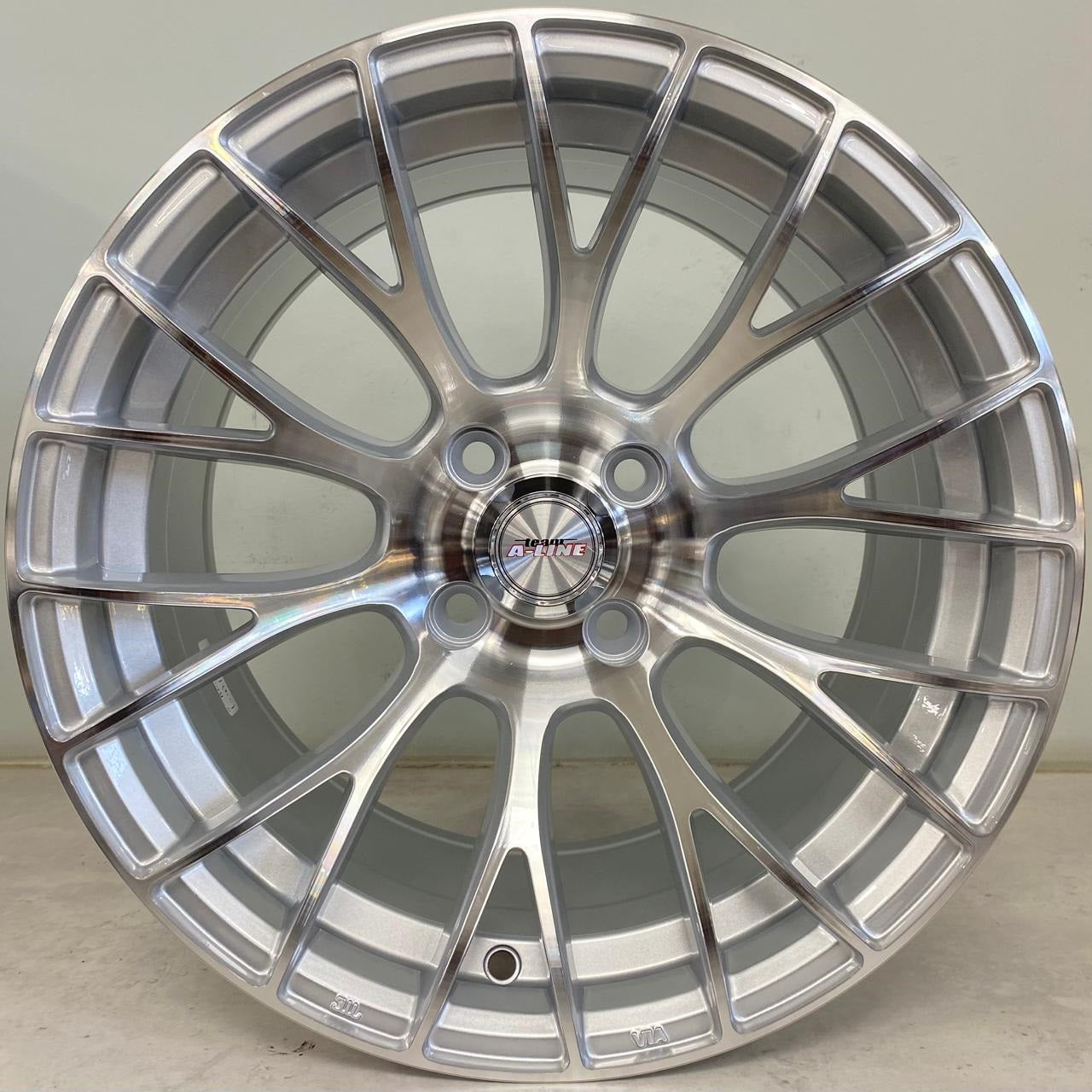 15" ALINE EPIC (15X8/4-100)ET20 ARCTIC SILVER MACH